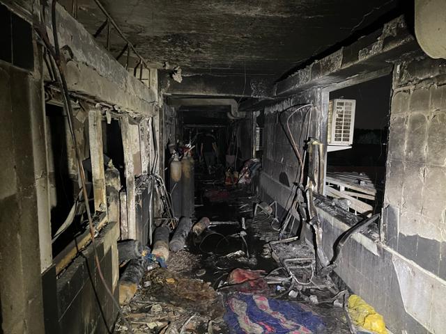 이달 24일 큰 불로 수십명이 숨진 이라크 바그다드 이븐 알하티브 병원 내부가 화재 이튿날 처참한 모습만 남아있다. 바그다드=EPA 연합뉴스