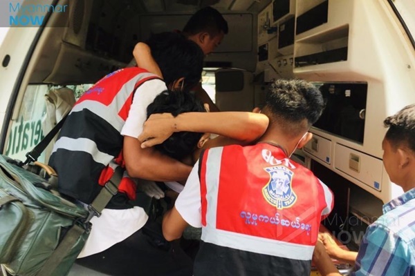 구조대원들이 24일 마하 아웅미아이에서 총상을 입은 청년을 구급차에 싣고 있다. 미얀마 나우 캡처