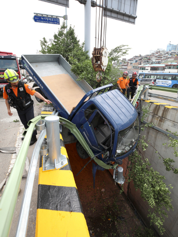 2018년 8월, 서울 용산구 녹사평대로에서 남산2터널 방면 도로에서 1톤 트럭이 도로를 벗어나 지하도로 추락해 출동한 경찰과 119구조대원들이 구조작업을 벌였다. 사고 원인은 졸음운전이었다./사진=뉴스1
