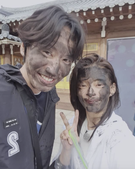 Actor Jeong He-In left a close shot with Lee Kwang-sooJeong He-In posted a picture on his instagram on the afternoon of the 25th with a message Im sorry ... # sbs # running man that was fun.In the photo he is standing alongside Lee Kwang-soo, drawing a V-ja.The two men worked together on SBSs Running Man, which was broadcast on the day, and they were punished and laughed with their charcoal black face.On the other hand, the broadcast was decorated with the second round of the Kung-muk Signal Entertainment Village, which was the first to win the first impression vote with the resemblance of Hwang Shin-hye.SNS