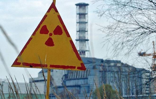 엄청난 양의 방사능 누출로 죽음의 땅 된 체르노빌 - 35년 전인 1986년 4월 26일 발생한 체르노빌 원전 폭발사고는 원전의 위험성을 인식시킨 충격적인 사건이었다. 방사능 피폭 위험이 사라지기까지는 900년 이상이 걸릴 것이라는 예상까지 나오고 있다.