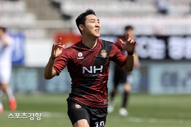 경남FC 이정협이 24일 창원축구센터에서 열린 K리그2 부천FC와 경기에서 골을 넣은 뒤 세리머니를 하고 있다. 프로축구연맹 제공