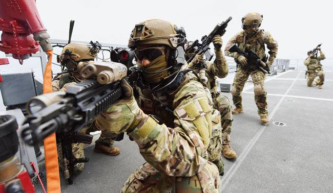 2019년 7월 26일 경남 거제시 인근 해상에서 해군 특수전전단(UDT) 대원들이 ‘해적대응 합동훈련’을 하고 있다. [사진 제공 · 해군]