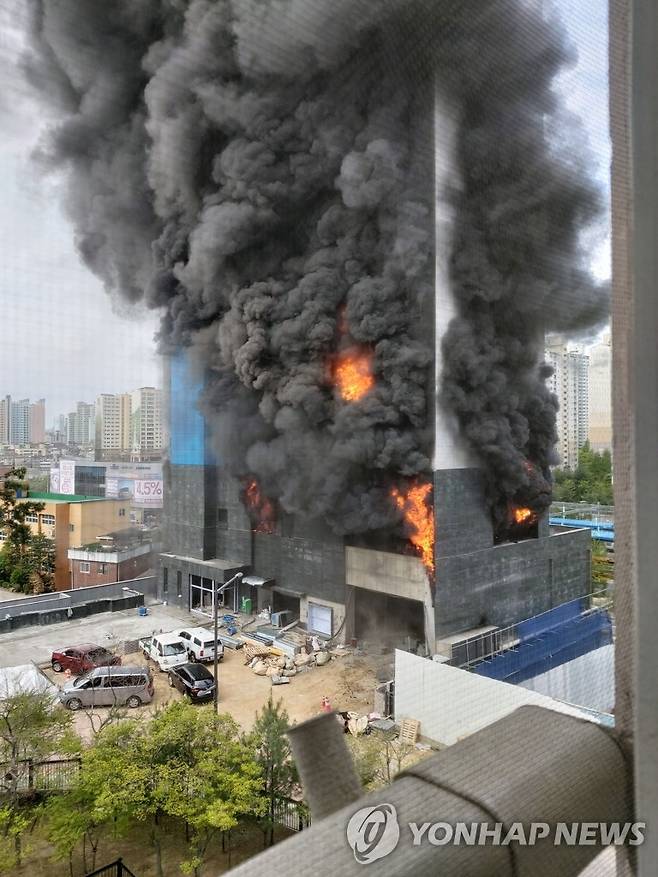 남양주 오피스텔 신축 공사장서 불…1명 사망·17명 부상