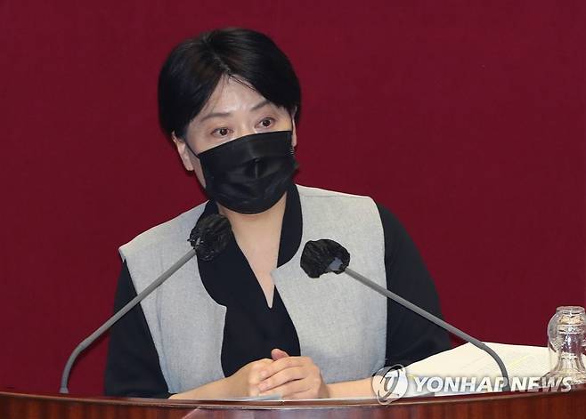 무제한 토론 나선 국민의힘 윤희숙 의원 (서울=연합뉴스) 안정원 기자 = 국민의힘 윤희숙 의원이 11일 오후 국회 본회의에서 국가정보원법 전부개정법률안에 대한 무제한 토론(필리버스터)을 하고 있다. 2020.12.11 jeong@yna.co.kr