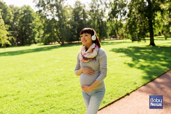 임산부가 하루에 어느정도 걸어야 좋다는건 딱히 정해져 있지 않지만 일반적으로 30분 걷기를 추천한다. 운동하기 귀찮고 몸이 무겁지만 하루 30분이상 꾸준히 걷는다면 임신 중 컨디션 향상에 도움을 줄 수 있다. ⓒ베이비뉴스