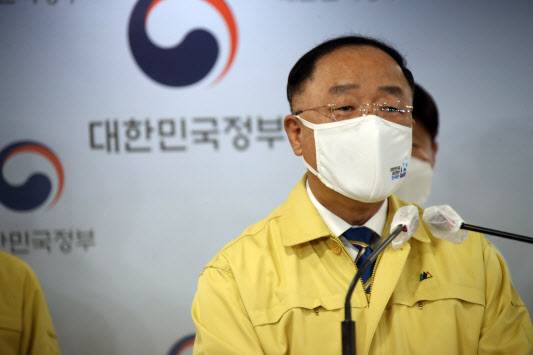 홍남기 국무총리 직무대행이 26일 오전 정부서울청사에서 신종 코로나바이러스 감염증(코로나19) 백신과 관련한 대국민 담화를 발표하고 있다.(사진=연합뉴스)