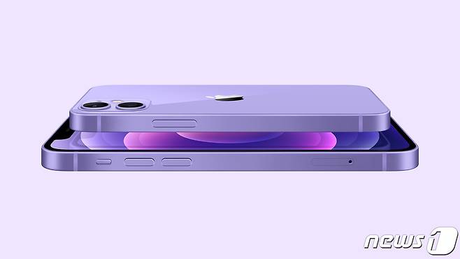 애플이 20일(현지시간) 신제품 공개 행사에서 신형 아이맥과 신형 아이패드 프로, 에어태그, 퍼플 색상의 아이폰12를 공개했다. 사진은 퍼플 색상의 아이폰12 미니와 아이폰12 © 뉴스1