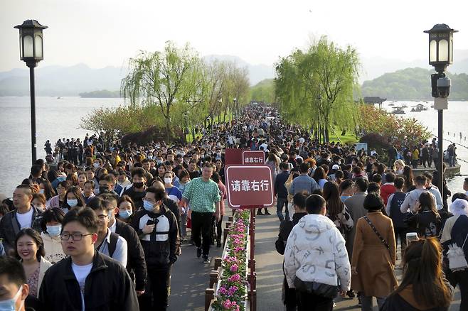 지난 4일 중국 저장성 항저우의 명승지 시후(西湖)가 관광객들로 발디딜틈 없이 붐비고 있다. /AP 연합뉴스