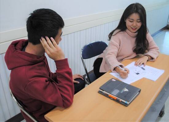 2019년 1월25일 평택시청소년상담복지센터에서 또래상담 동아리 활동 학생들이 ‘어기역차’ 상담법을 배운 뒤 실습하고 있다. 김지윤 기자