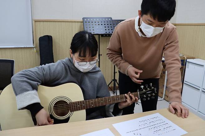 대구예아람학교의 기타 수업 시간. 대구예아람학교 제공