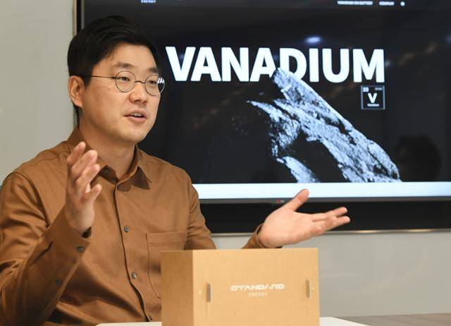 김부기 스탠다드에너지 대표가 세계 최초로 개발한 바나듐 이온 배터리에 대해 설명하고 있다. 그의 앞에 놓인 누런 종이상자 모양이 바로 바나듐 이온 배터리다. 배우한 기자