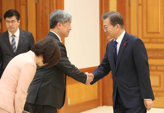 문재인 대통령이 2018년 1월 2일 오전 청와대 본관에서 최재형(왼쪽) 감사원장에게 임명장을 수여하고 있다. 청와대사진기자단