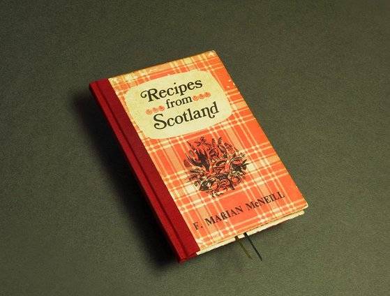 책등의 표면이 떨어진 스코틀랜드의 음식 레시피책이 재영의 손을 거쳐 말끔하게 고쳐졌다. ⓒ재영책수선