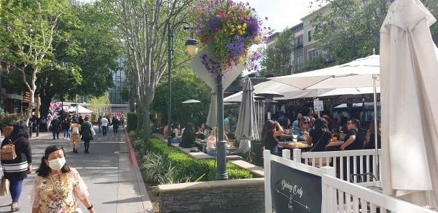 24일(현지시간) 미국 실리콘밸리의 중심도시인 새너제이 샌터나 로우 쇼핑거리에 나들이객이 몰렸다. 오후 4시에도 레스토랑은 실내, 야외 모두 만석이었다. 새너제이=김재후 특파원