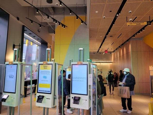 미국 뉴욕 타임스퀘어에 인접한 맥도날드 매장 내부는 대부분 무인 주문 시스템으로 바뀐 상태다. 뉴욕=조재길 특파원