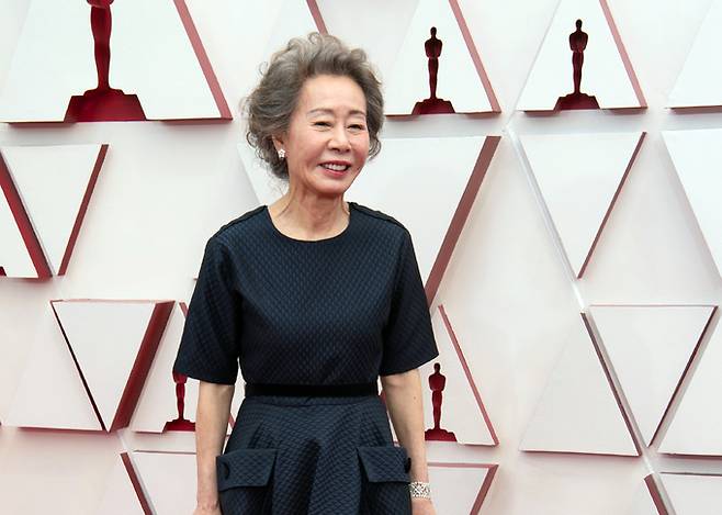 배우 윤여정이 25일(현지시간) 미국 로스앤젤레스(LA)의 유니언 스테이션에서 열린 제93회 아카데미 시상식에 참석하고 있다. 오스카 홈페이지