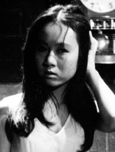 윤여정, 아카데미 여우조연상 수상 - 한국의 배우 윤여정이 25일(현지시간) 미국 로스앤젤레스(LA)의 유니언 스테이션에서 열린 제93회 아카데미 시상식에서 여우조연상을 받았다. 사진은 젊은시절 윤여정. 2021.4.26 연합뉴스