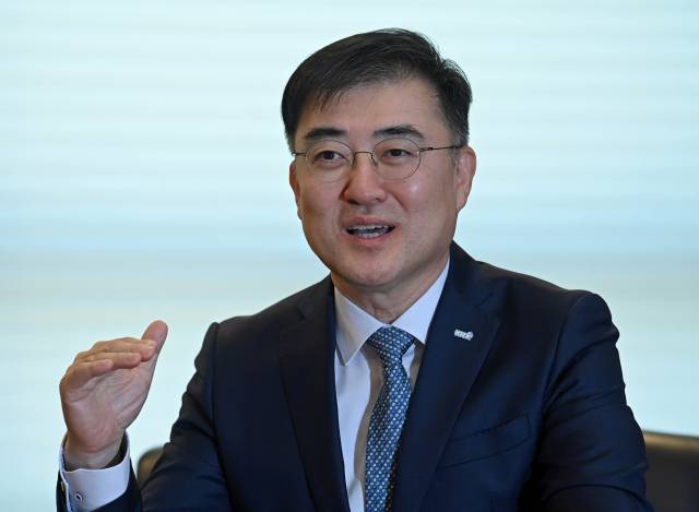 20일 서울 여의도 한국거래소에서 손병두 이사장이 본지와 인터뷰를 갖고 있다./성형주기자 2021.04.20