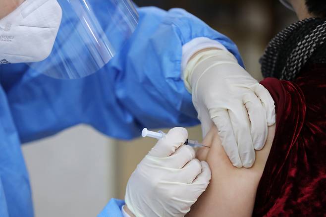 지난 26일 한 요양시설에서 코로나19 아스트라제네카(AZ) 백신 접종이 진행되고 있다.ⓒ연합뉴스