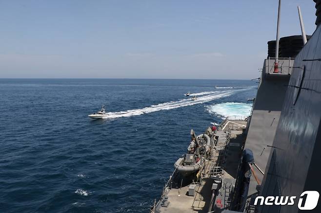 지난해 4월22일 이란혁명수비대 소속 함정이 미군 구축함 폴해밀턴호 인근에서 활동하고 있다. © AFP=뉴스1