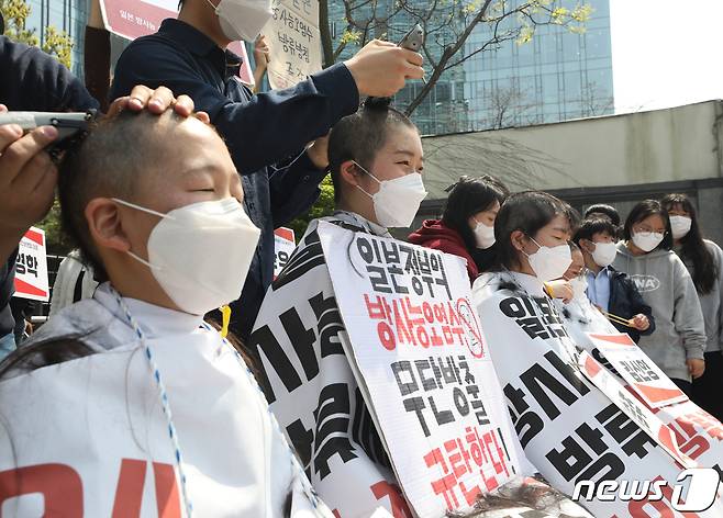 한국대학생진보연합 소속 회원들이 20일 오후 서울 종로구 주한 일본대사관 앞에서 일본 정부의 후쿠시마 원전 오염수 방류 결정을 규탄하며 집단 삭발을 하고 있다. 2021.4.20/뉴스1 © News1 신웅수 기자