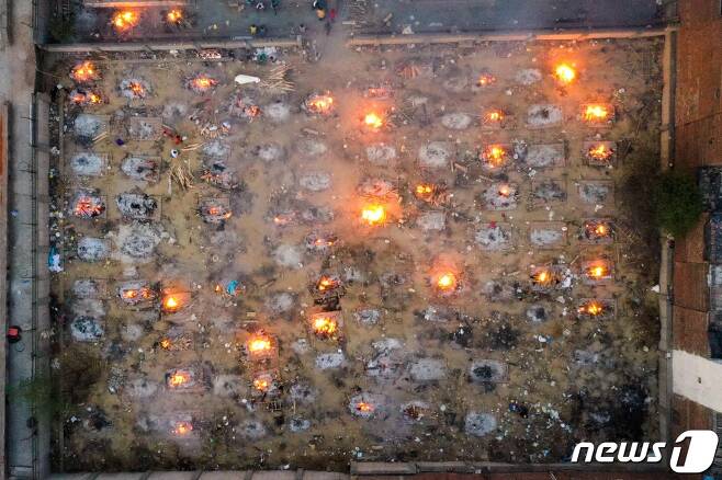 26일(현지시간) 인도 뉴델리에 임시로 마련된 노천 화장장에서 코로나19 사망자들의 화장이 진행되고 있다. © AFP=뉴스1 © News1 우동명 기자