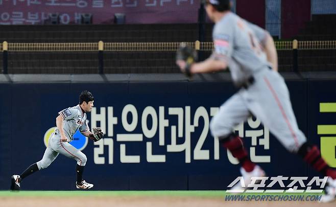 27일 광주 기아챔피언스필드에서 KBO리그 KIA 타이거즈와 한화 이글스의 경기가 열렸다. 7회 2사 1, 2루에서 KIA 터커가 2타점 적시타를 날렸다. 한화 중견수 노수광이 볼을 빠트리는 수비를 하고 있다. 광주=송정헌 기자 songs@sportschosun.com/2021.04.27/