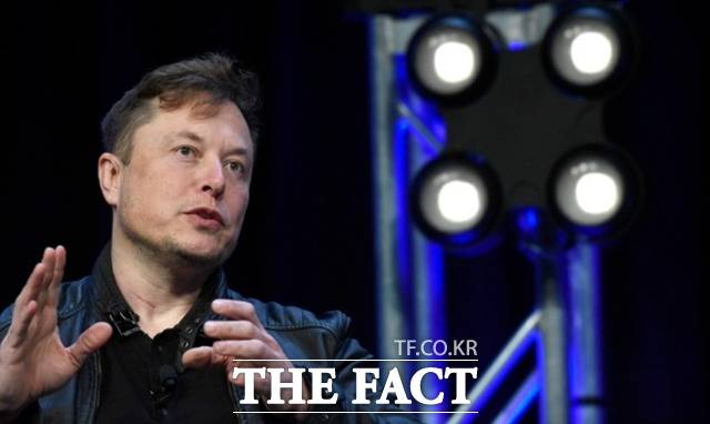 연초 비트코인에 15억 달러를 투자하는 등 암호화폐 열풍을 불게 한 테슬라가 2억7200만달러어치의 비트코인을 팔아치워 1억100만달러 차익을 실현한 것으로 드러났다. /AP.뉴시스