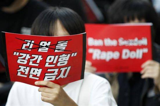 지난 2019년 9월28일 오후 서울 중구 청계광장에서 열린 리얼돌 수입 허용 판결 규탄 시위에서 참가 여성들이 피켓을 들고 있다. 참가자들은 리얼돌(여성의 실제 모습을 본뜬 남성용 자위기구) 수입 허용 판결을 내린 사법부를 규탄하며 정부를 향해 이에 대한 행정적 대응과 법률 발의를 촉구했다. [이미지출처=연합뉴스]
