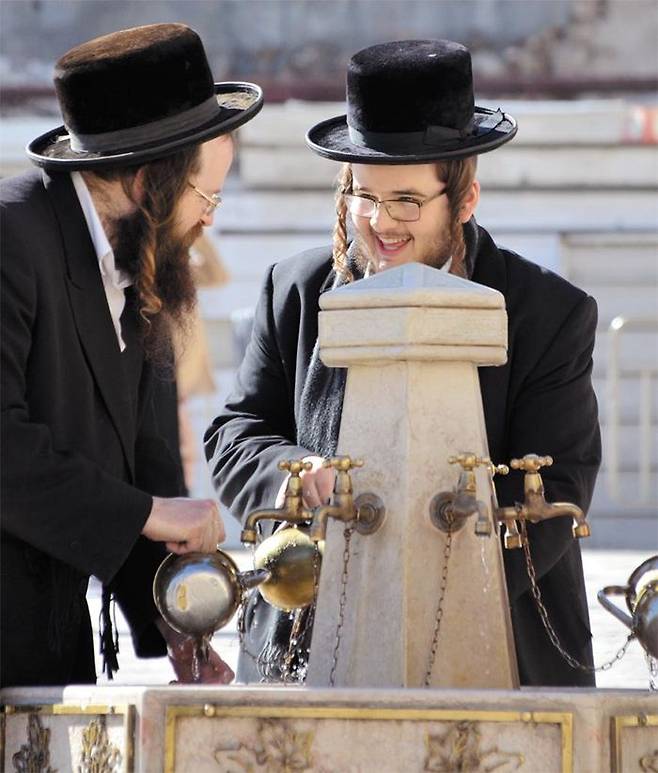 유대인들의 기도처인 예루살렘 올드 시티 ‘통곡의 벽’ 인근에서 손을 씻는 정통파 유대인들. /사진가 보르하 가르시아 데 솔라 페르난데스