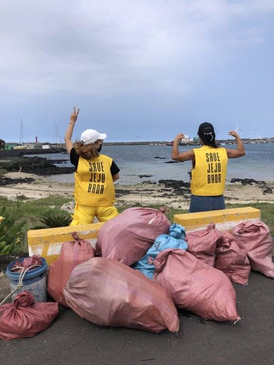 지난해 7월 제주해안가 비치클린에 나선 세이브제주바다 봉사자들. 사진 세이브제주바다