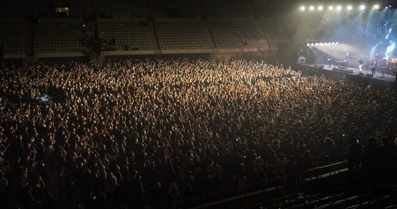 지난달 27일(현지시간) 스페인 바르셀로나에서 열린 인디 밴드 콘서트 모습. AP=연합뉴스