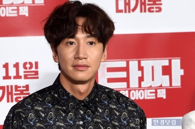 Lee Kwang-soo gets off at Running Man after 11 yearsActor Lee Kwang-soos agency King Kong by Starship said on May 27, Lee Kwang-soo will announce that he will get off at SBS Running Man for the last time on May 24th.The reasons for getting off are injury and reorganization.Lee Kwang-soo was undergoing a steady rehabilitation treatment due to injuries caused by an accident last year, but there were some parts that were difficult to maintain the best condition when shooting, he said. After the accident, I decided to have time to reorganize my body and mind. It was not easy to decide to get off the program Yi Gi, which was a short period of 11 years, but I decided that it would take physical time to show better things in future activities.Lee Kwang-soo will greet you with a healthy and bright look, he added.Lee Kwang-soo has been a member of the first year since the first broadcast of Running Man on July 11, 2010.Song Jung-ki, Lizzie, and Gary, who started Running Man at the time, have kept Running Man even though they got off.Lee Kwang-soo was loved as an actor, but with his affection for Running Man and his upbeat artistic sense.It was evaluated as a central character who led Running Man as a character such as Girlin and Traitor.However, in February last year, his ankle was fractured by a traffic accident, and Lee Kwang-soo showed affection by returning to Running Man even in an injured situation.However, it is interpreted that he chose to get off because of the nature of the program that has to run without rest and struggle.The following is the specialization of the agency positionHello, King Kong by Starship.I am telling you that Actor Lee Kwang-soo will be getting off at SBS <Running Man> for the last time on May 24 Days (Mon).Lee Kwang-soo was undergoing steady rehabilitation treatment due to injuries caused by an accident last year, but there were some parts that were difficult to maintain the best condition when shooting.After the accident, I decided to have time to reorganize my body and mind after a long discussion with members, production team, and agency.It was not easy to decide to get off the program Yi Gi, which had been in a short period of 11 years, but I decided that it would take physical time to show better things in future activities.I would like to express my sincere gratitude to Lee Kwang-soo for his interest and love through the Running Man. I will greet Lee Kwang-soo in a healthy and bright manner.Thank you.