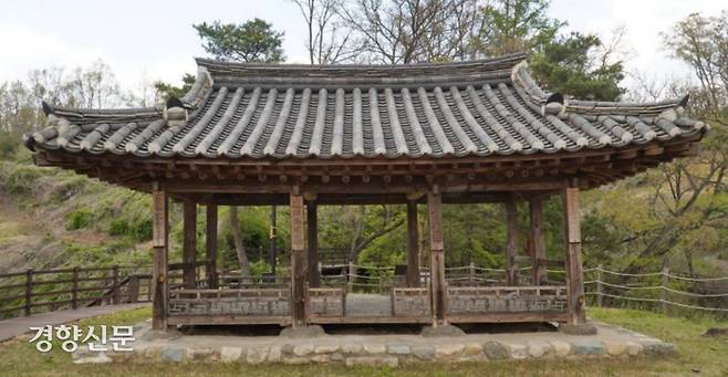 충북 괴산의 괴강 근처에 자리하고 있는 김득신의 누정. 김득신이 만년에 책을 읽고 시를 지었던 곳이다. <사기> ‘백이열전’을 1억번 읽었다고 해서 ‘억만재’라 했다. 지금은 ‘취묵당’(충북도문화재자료 61호) 이라 한다.