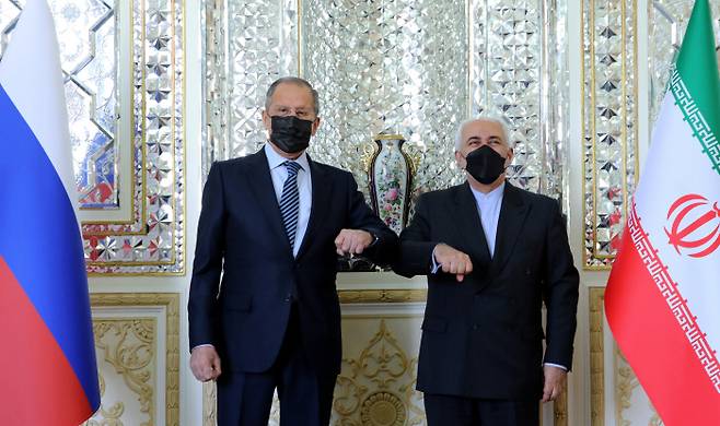 모하마드 자바드 자리프(오른쪽) 이란 외무장관이 지난 13일(현지시간) 수도 테헤란에서 자국을 방문한 세르게이 라브로프(왼쪽) 러시아 외무장관을 접견하며 팔꿈치 인사를 나누고 있다. 러시아는 독일·영국·프랑스·중국과 함께 이란 핵합의(JCPOA·포괄적 공동행동계획) 당사국 중 하나이며, JCPOA의 복원을 추진 중이다. 테헤란｜이란 외무부 제공·로이터연합뉴스
