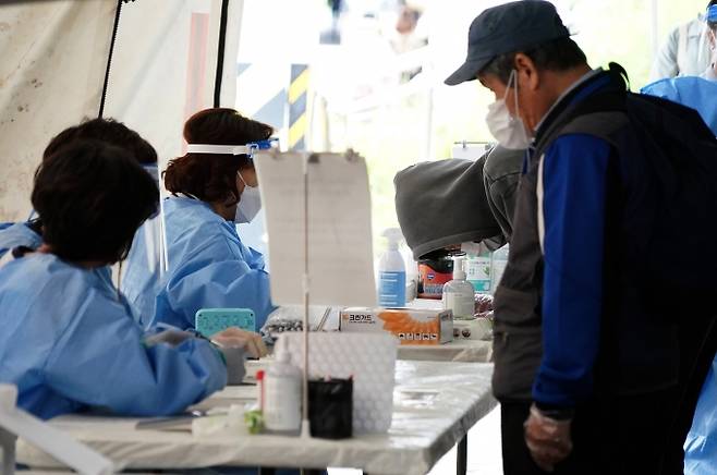 코로나19 확진자가 증가하고 있는 23일 오후 서울 응암동 불광천 임시선별진료소에서 시민들이 검사를 받고 있다. /박태현 기자