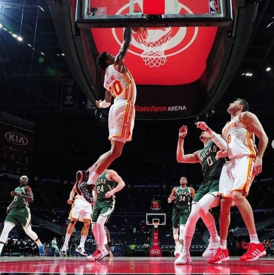 NBA 애틀랜타 호크스 팀이름은 오래된 역사적 배경을 갖고 있다. 사진은 애틀랜타와 밀워키 경기 장면. [애틀랜타 인스타그램 캡처]