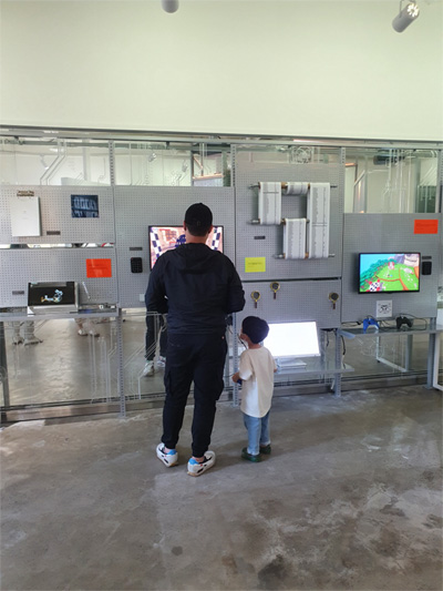 넥슨컴퓨터박물관 네포지토리 전시에서 한 아버지와 아들이 미출시 게임 `프로젝트 애니웨이`를 함께 즐기고 있다. [이용익 기자]