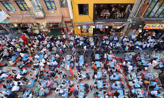 '2018 을지로 노맥(노가리와 맥주) 축제'가 시민들로 붐비고 있다. /사진=뉴스1