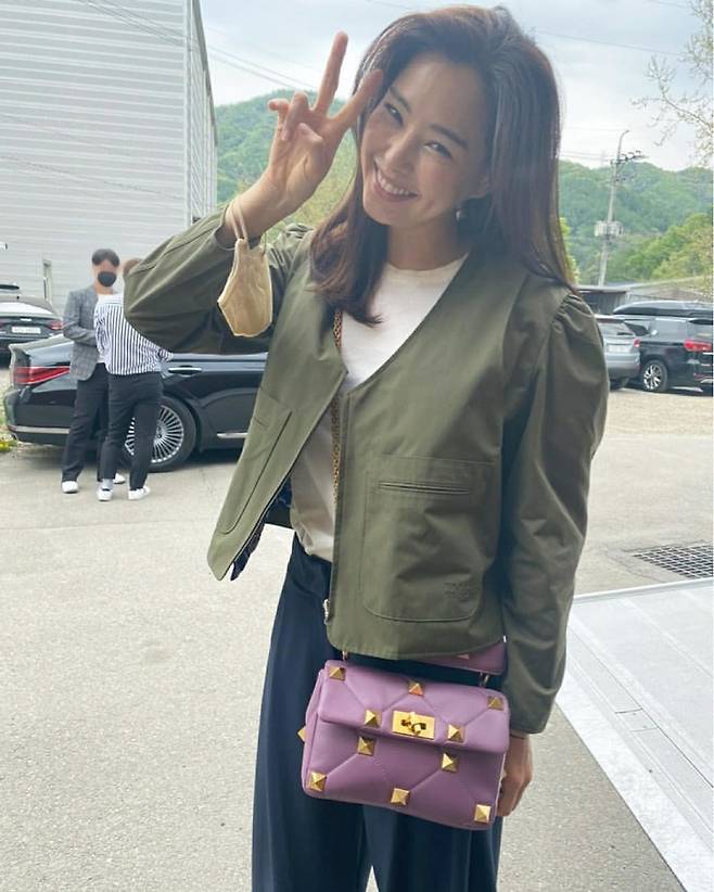 Actor Lee Ha-nui has revealed his latest situation.On April 27, Lee Ha-nui wrote to his Instagram, Youre shooting aliens! Youre doing posters! Thank you all!# I went to the shop and went to the shop # Ojo 5 million years # I tried the paddy, # I put on the slippers # I am excited # Everyone Good Day .Lee Ha-nui in the public photo boasts a bright and innocent charm.Lee Ha-nis perfect percentage and graceful beauty catch his eye.The netizens who watched the photos responded Ill expect a movie, Its cool, Its so beautiful and Its a great charm.Lee Ha-nui, who made his debut in the 50th Miss Korea Selection Contest in 2006, was loved by his charming appearance and stable acting ability.In 2019, she won the Best Actress Award in the medium drama category for SBS acting as a drama Fever Blood Priest.On the other hand, Lee Ha-nui appears in Choi Dong-hoons new film Electric + Inn.