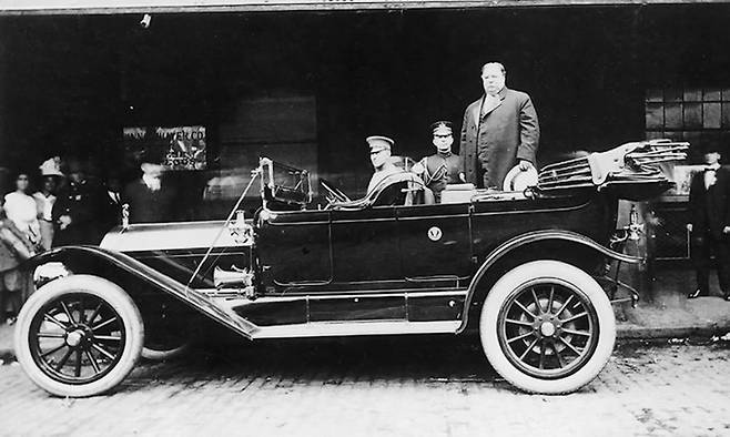 1909년 윌리엄 하워드 태프트 대통령(차량 위 오른쪽)은 증기기관을 사용하는 ‘모델 M’을 대통령 차량으로 사용했다.