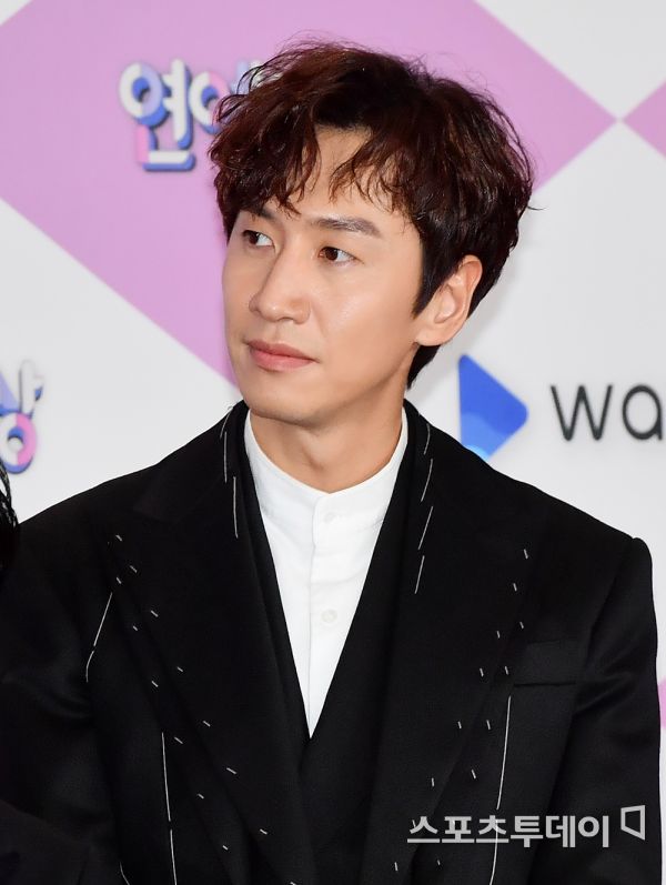 Actor Lee Kwang-soo will leave the Running Man he has been in for 11 years. He will have difficulty maintaining his condition after the accident and will reorganize.On the 27th, SBS entertainment program Running Man said, The members of Running Man and the production team have been discussing with Lee Kwang-soo about getting off the program and decided to respect Lee Kwang-soos intention to disjoint.Lee Kwang-soo went through the rehabilitation process of his legs after a traffic accident last year, and he was in the process of rehabilitation and rehabilitation treatment and shooting Running Man with affection and responsibility for Running Man even though he was not in the best condition. Despite Lee Kwang-soos efforts, it was difficult to do it together. He said.Members and crew wanted to be with Lee Kwang-soo for a long time in Running Man, but Lee Kwang-soos opinion as a Running Man member was also important.I was sadly happy to have a beautiful farewell, but I would like to ask Lee Kwang-soo, who made a hard decision, to warmly support and encourage viewers. Finally, The members of Running Man and the crew will also support Eternal Member Lee Kwang-soo. A SBS official said, We have not discussed Lee Kwang-soos successor yet.We will broadcast with the members without change for the time being. Lee Kwang-soos agency, King Kong by-Starship, also expressed regret.Lee Kwang-soo was undergoing a steady rehabilitation treatment due to injuries caused by an accident last year, but there were some parts that were difficult to maintain the best condition when shooting, he said. After the accident, I decided to have time to reorganize my body and mind. It was not easy to decide to disjoint because it was a program that had a short period of 11 years, but I decided that it would take physical time to show better things in future activities.According to his agency, Lee Kwang-soos last Running Man recording is May 24th.Lee Kwang-soo suffered an ankle injury in a traffic accident last February, which led to the Running Man getting off.Due to the nature of the Running Man program, it seems that the burden of appearing has been put on the appearance as much as running or using the body.Lee Kwang-soo left the program after 11 years. Lee Kwang-soo won many of his long-term programs.He received the 2010 SBS Entertainment News Award, the 2011 Variety Award, the 2013 Friendship Award, the 2014 Variety Award, the 2016 Variety Award, the 2017 Best Couple Award, the 2018 Popular Award, and the 2019 SNS Star Award.Lee Kwang-soo also made love through Running Man. Lee Kwang-soo is currently in public relationship with actor Lee Sun-bin. They said that the relationship continued in Running Man.Lee Kwang-soos Asian popularity is also one of the things he got from Running Man. Lee Kwang-soo is called Asian Prince and has gained huge popularity in Vietnam, China and Thailand.Thanks to his popularity, he has also taken various CFs in Vietnam, China, etc. As Lee Kwang-soo is popular, fans are also expressing their regrets about getting off.
