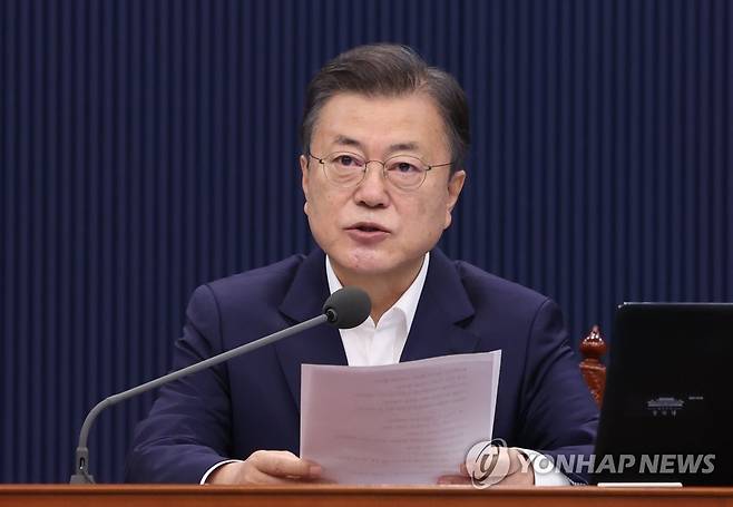 국무회의 주재하는 문 대통령 (서울=연합뉴스) 이진욱 기자 = 문재인 대통령이 27일 오전 청와대에서 국무회의를 주재하고 있다. 2021.4.27 cityboy@yna.co.kr