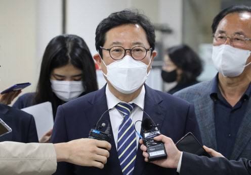 선거구민들에게 양주를 제공한 혐의로 1심에서 당선 무효형을 받은 김한정 더불어민주당 의원이 28일 서울고법에서 항소심 후 기자들의 질문에 답하고 있다. (사진=연합뉴스)