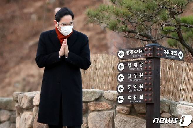 이재용 삼성전자 부회장이 고 이건희 회장 49재를 지내기 위해 12일 오전 서울 은평구 진관사를 찾아 스님들에게 인사하고 있다. 2020.12.12/뉴스1 © News1 이광호 기자