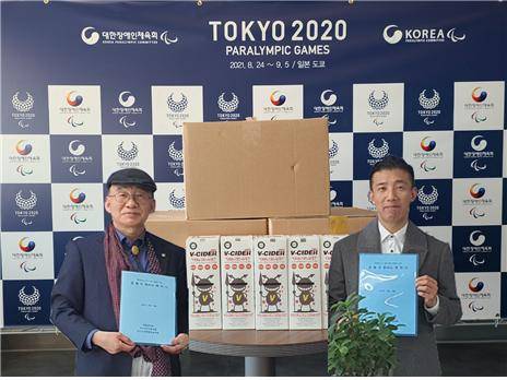 (주)자연앤브이사이더(회장 이준복‧대표 김준영)는 28일 신종 코로나바이러스 감염증(코로나 19) 예방 및 확산 방지를 위해 자체 생산한 살균 소독수 1000개(1천2백만원 상당)를 대한장애인육회 이천훈련원에 전달했다. 이준복 회장, 김준영 대표.