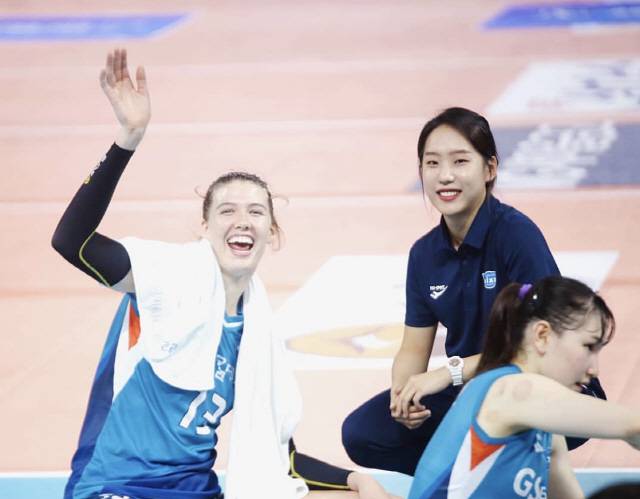 러츠(왼쪽)와 함께. 사진제공=이지언 통역