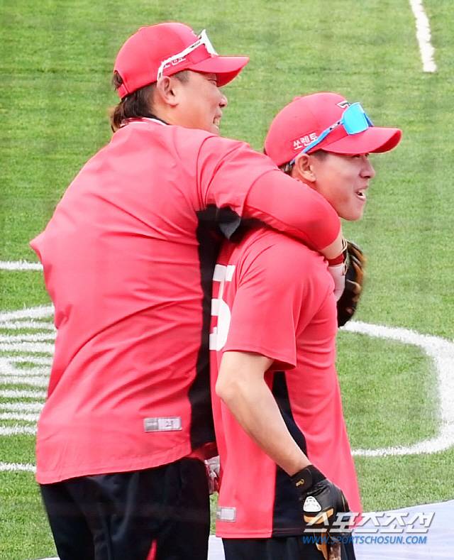 귀여운 후배 박찬호에게 마음을 담아 백허그.