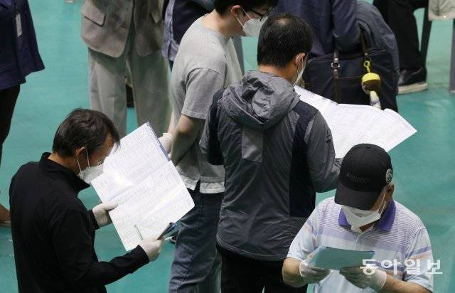 중장년 남성 구직자들이 안내문을 살펴보고 있다. 신원건 기자 laputa@donga.com